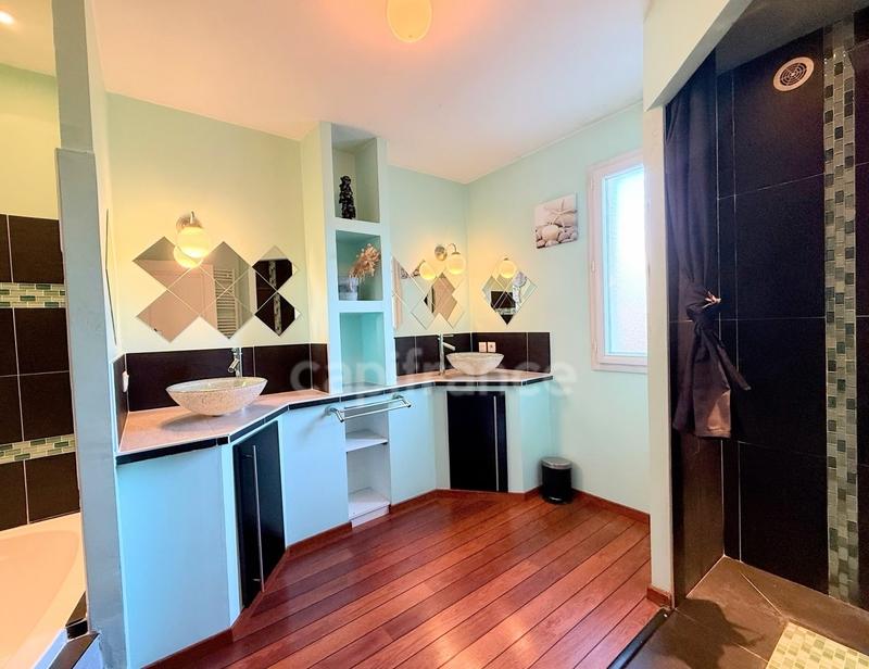 Maison - 211 m² - 9 pièces