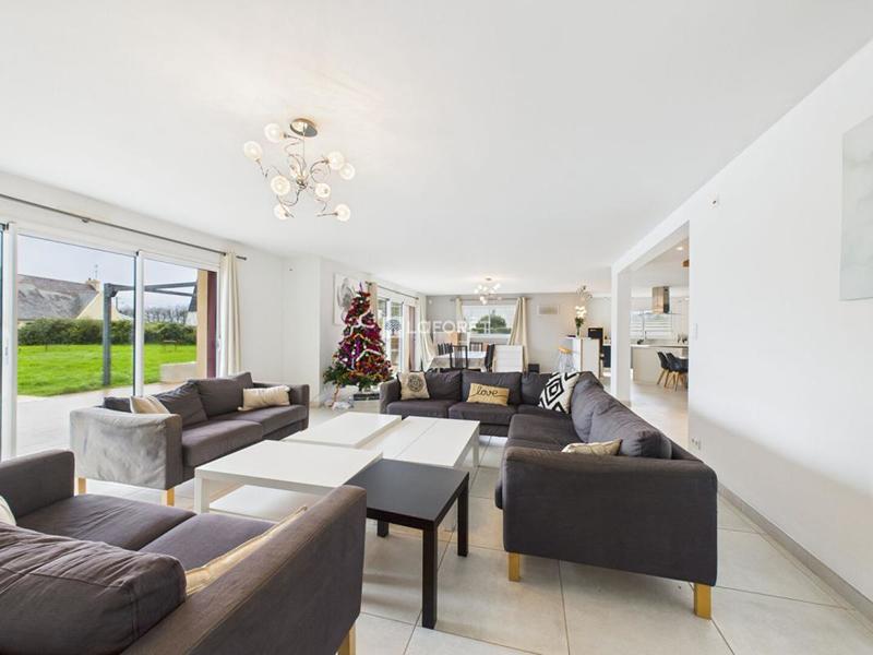 Propriété - 240 m² - 8 pièces