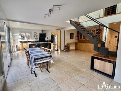 Maison - 169 m² - 9 pièces