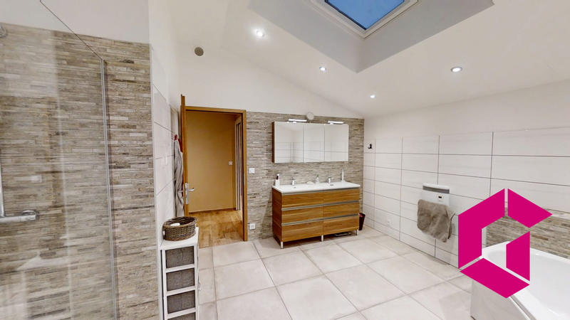 Maison - 340 m² - 6 pièces