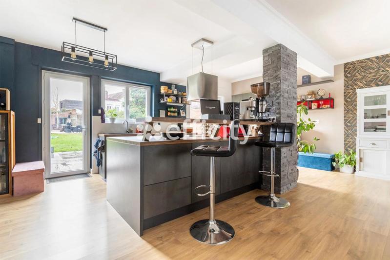 Maison - 200 m² - 7 pièces