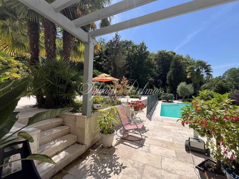 Maison - 220 m² - 7 pièces