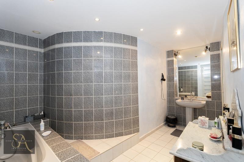 Maison - 460 m² - 13 pièces