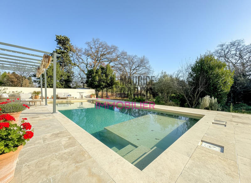 Maison - 260 m² - 10 pièces