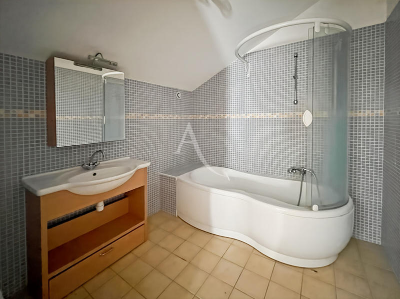 Maison - 230 m² - 8 pièces