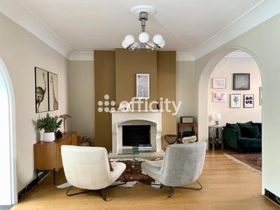 Maison - 201 m² - 8 pièces