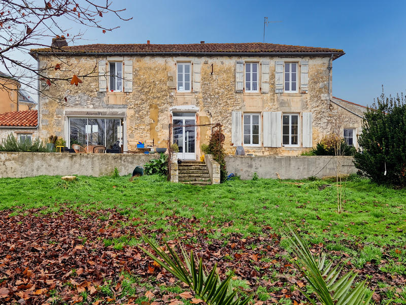 Maison - 240 m² - 9 pièces