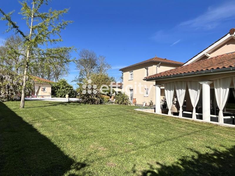 Maison - 236 m² - 8 pièces