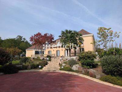 Maison - 240 m² - 10 pièces