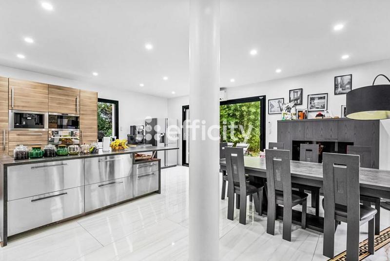 Maison - 300 m² - 5 pièces