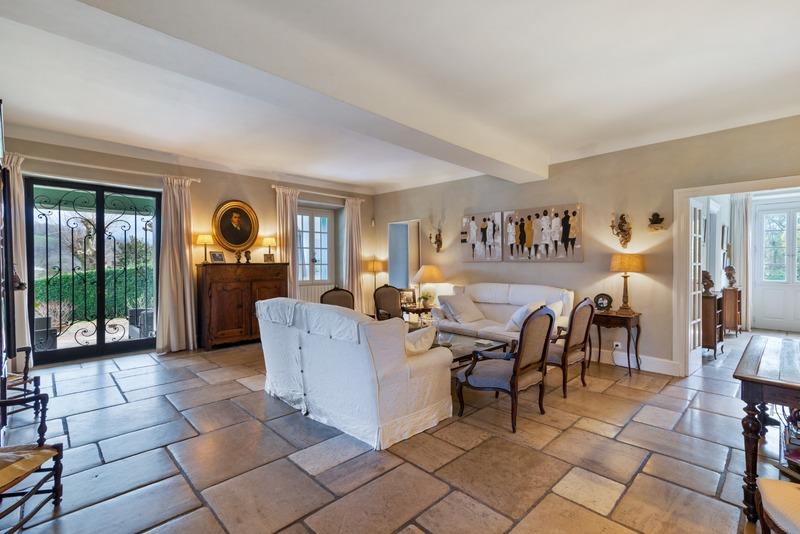 Maison - 650 m² - 14 pièces