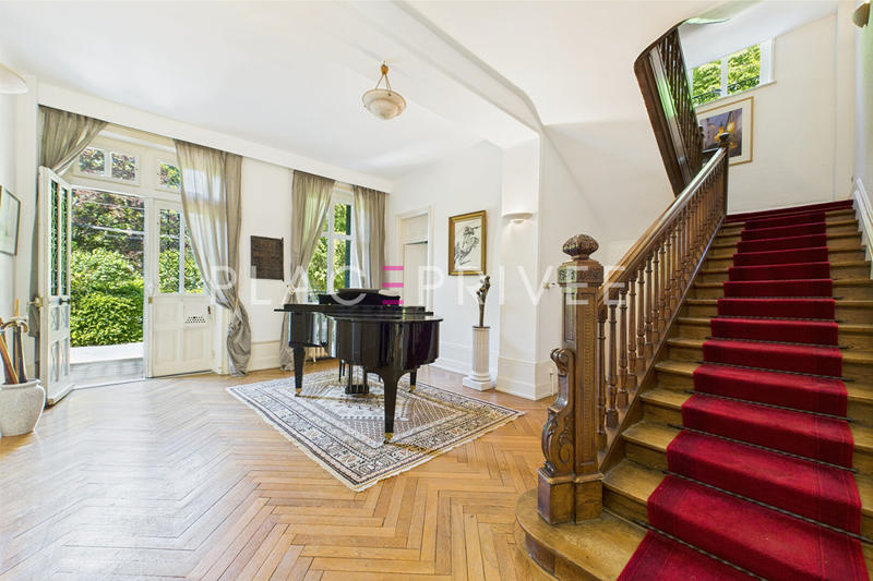 Maison - 325 m² - 10 pièces