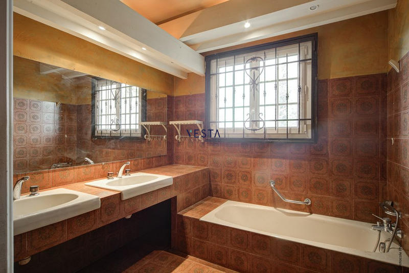 Maison - 318 m² - 12 pièces