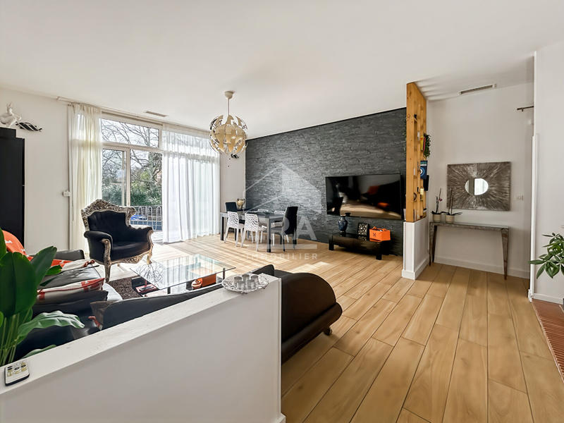 Maison - 222 m² - 10 pièces