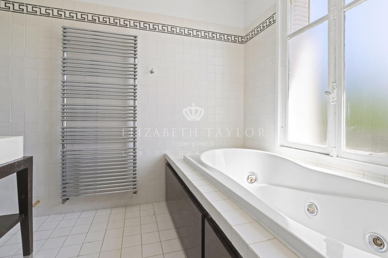 Propriété - 424 m² - 12 pièces