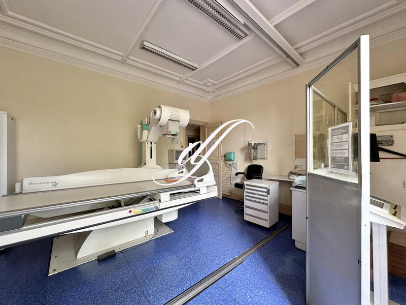 Local commercial - 178 m² - 9 pièces