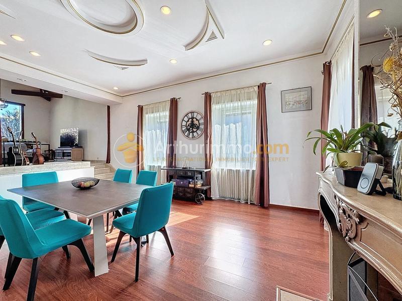 Maison - 285 m² - 8 pièces