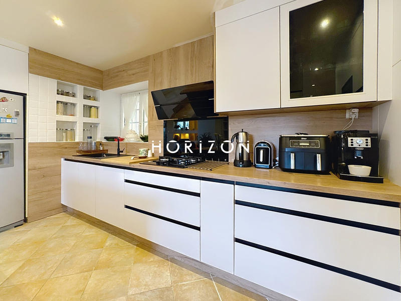 Maison - 201 m² - 6 pièces