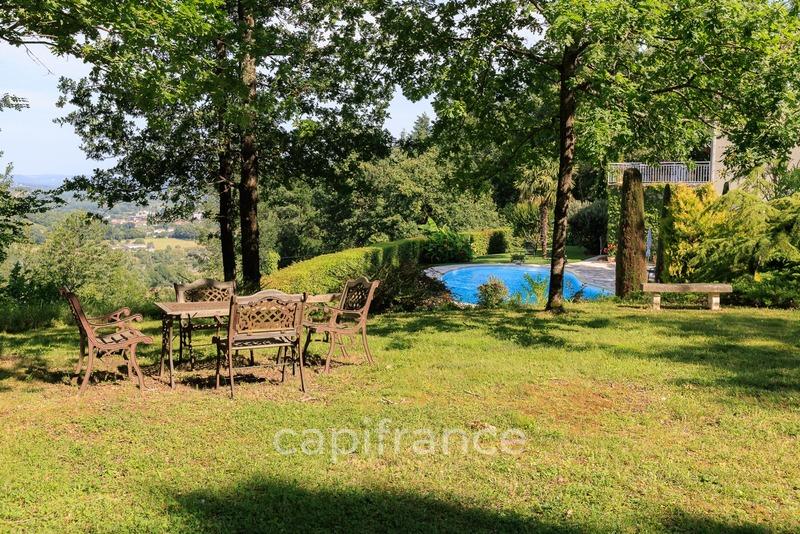 Propriété - 315 m² - 10 pièces