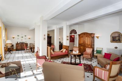 Maison - 460 m² - 13 pièces