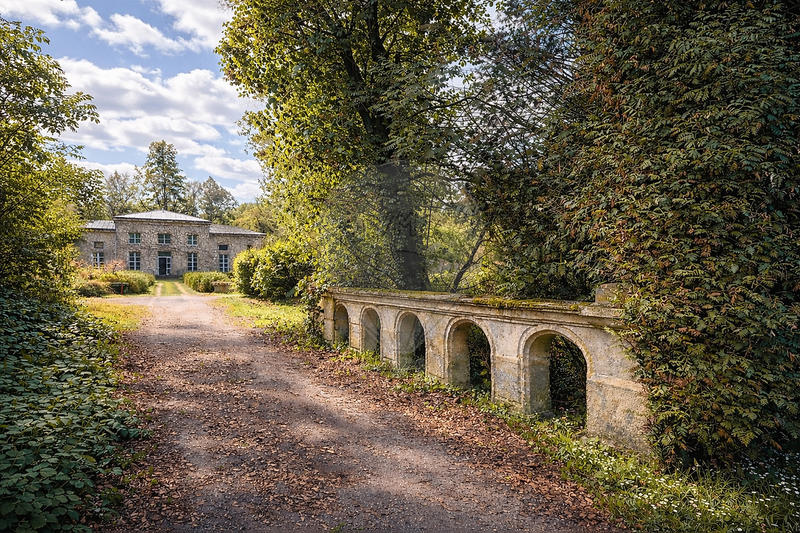 Propriété - 1 000 m² - 20 pièces