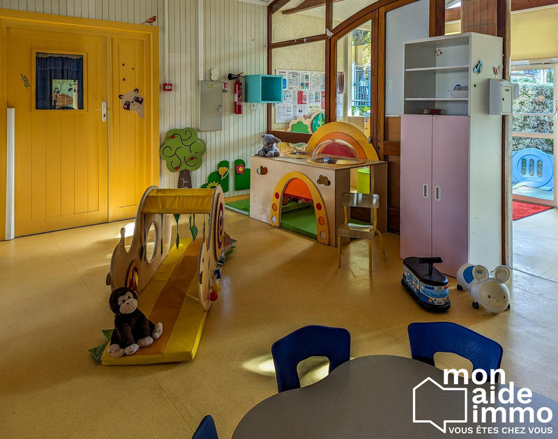 Local d'activités - 280 m² - 15 pièces