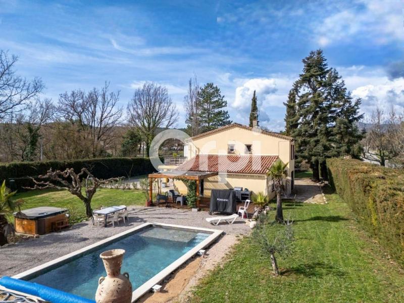 Maison - 140 m² - 6 pièces