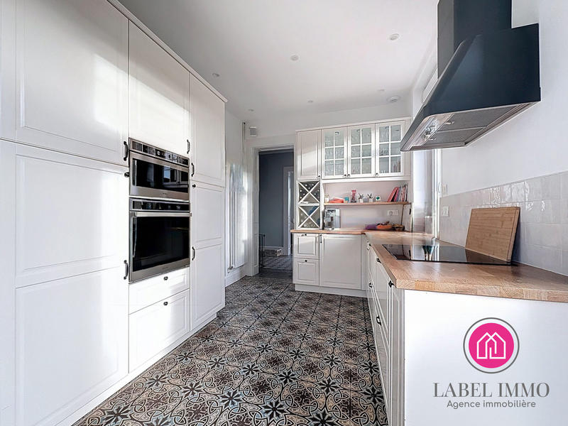 Maison - 250 m² - 10 pièces