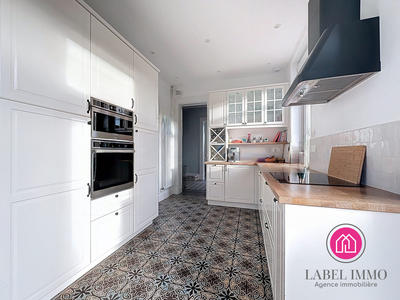 Maison - 250 m² - 10 pièces