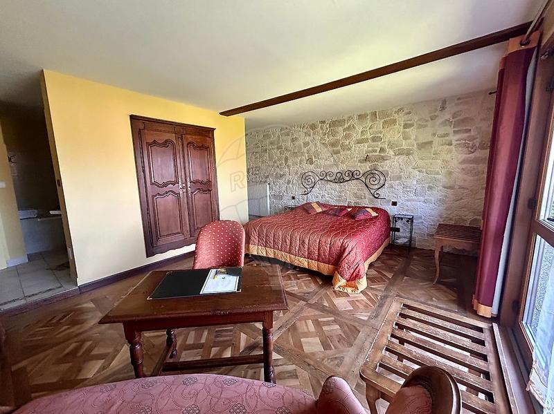 Hôtellerie / Restauration - 1 300 m² - 17 pièces