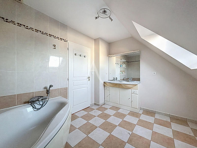 Maison - 136 m² - 6 pièces