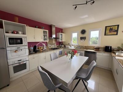 Propriété - 210 m² - 7 pièces