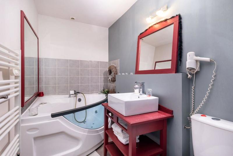 Corps de ferme - 350 m² - 12 pièces