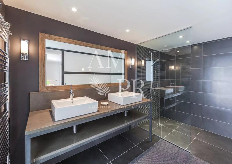 Villa - 270 m² - 8 pièces