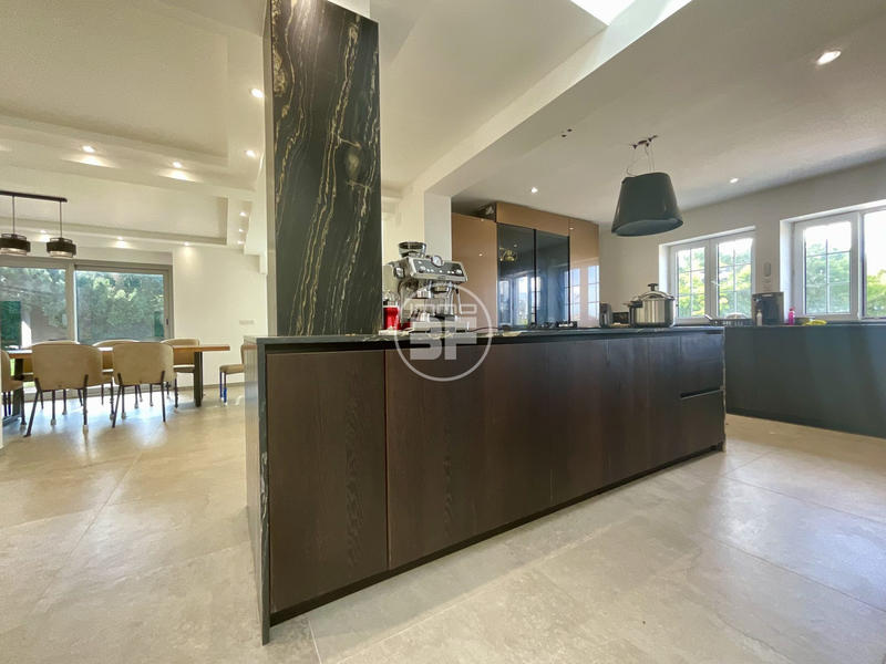 Villa - 486 m² - 11 pièces