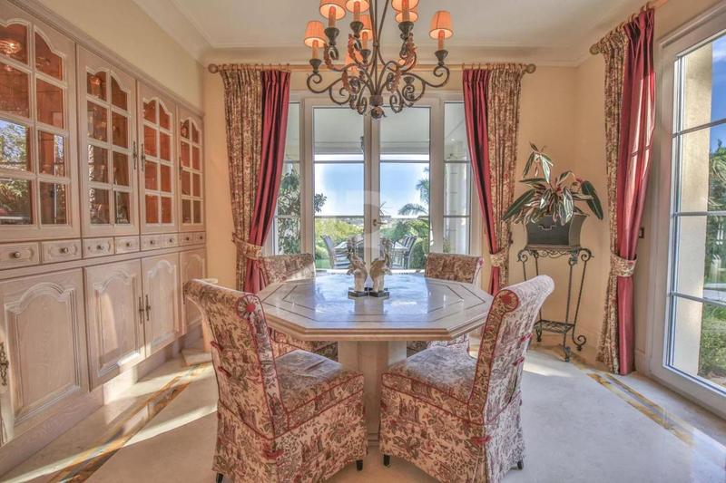 Villa - 460 m² - 9 pièces