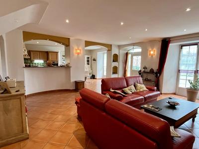 Maison traditionnelle - 248 m² - 10 pièces