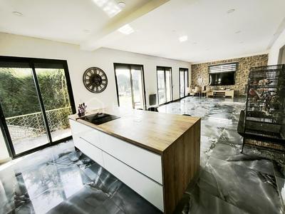 Maison - 270 m² - 8 pièces