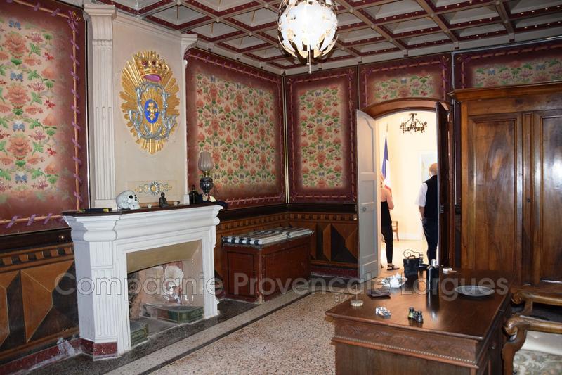 Maison - 1 150 m² - 25 pièces