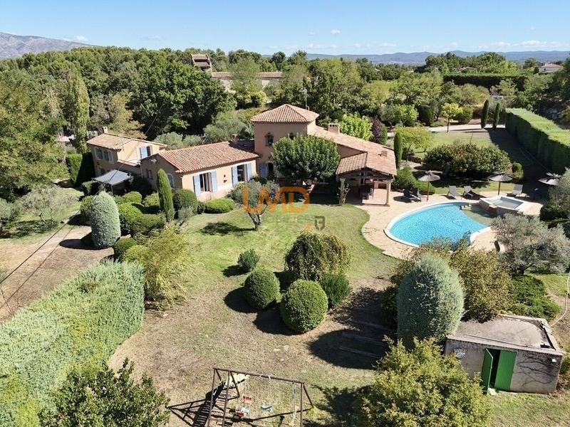 Propriété - 306 m² - 10 pièces