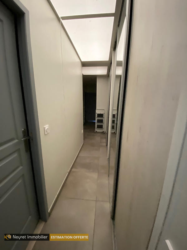 Local d'activités - 253 m²