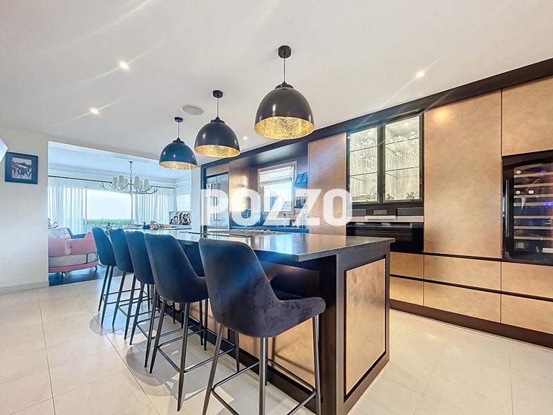 Maison - 340 m² - 9 pièces