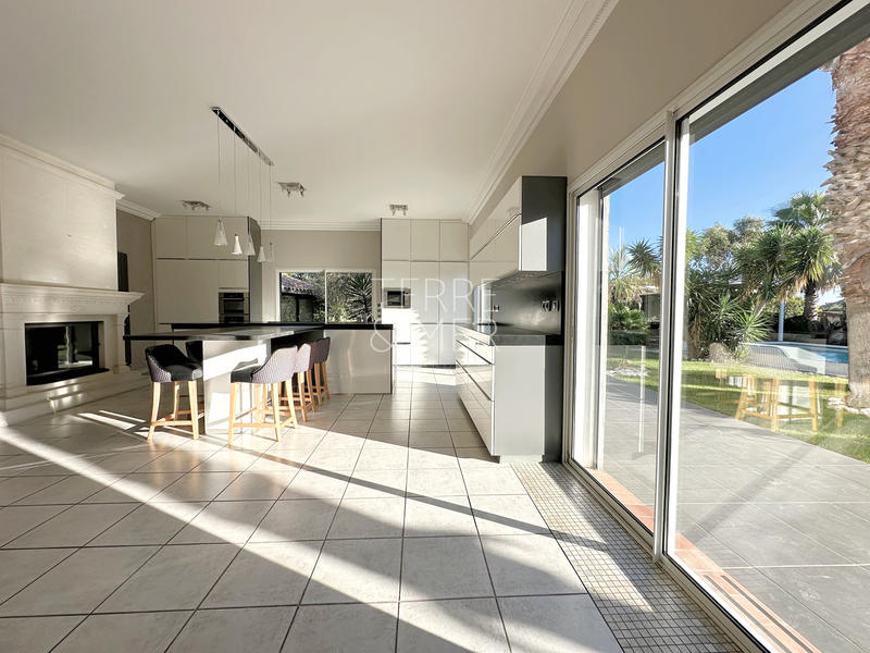 Maison - 240 m² - 7 pièces