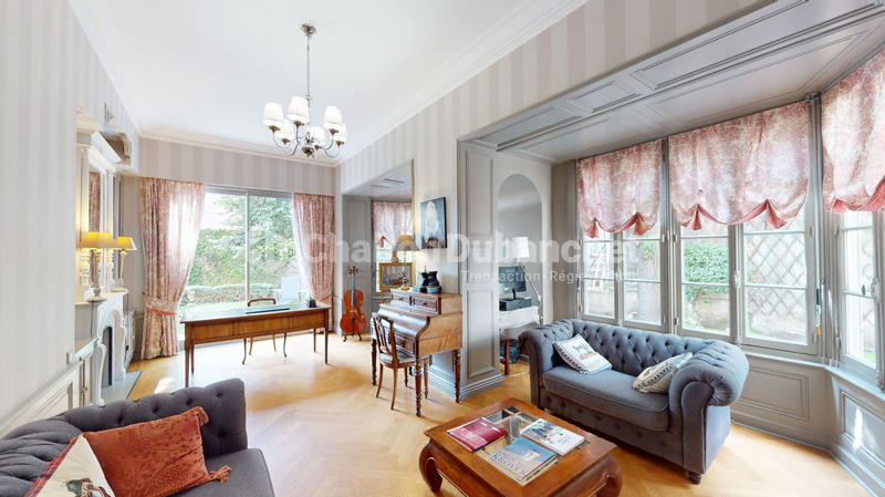 Demeure - 377 m² - 12 pièces