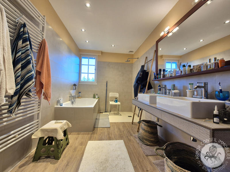 Maison - 240 m² - 8 pièces