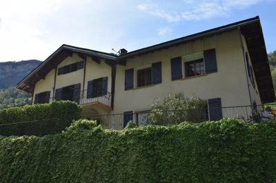 Maison - 230 m² - 8 pièces