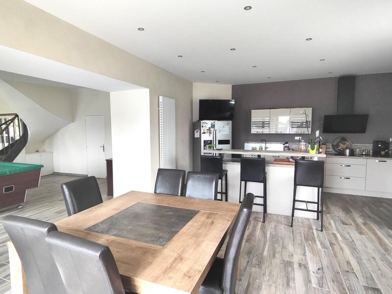 Maison - 305 m² - 9 pièces