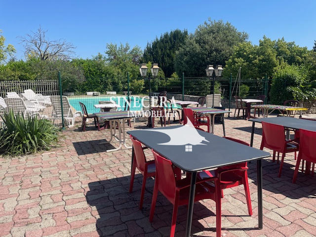 Maison - 725 m² - 6 pièces