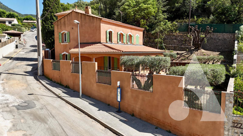 Maison - 182 m² - 7 pièces