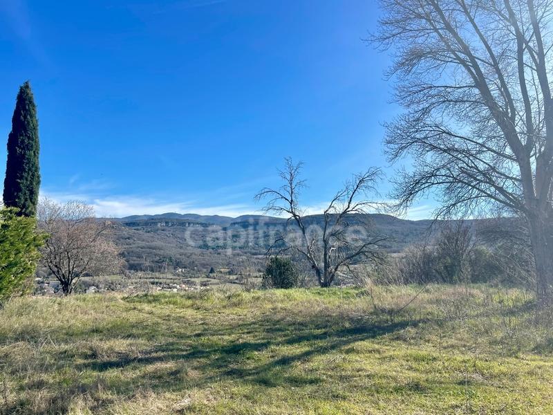 Terrain constructible - 1 800 m²